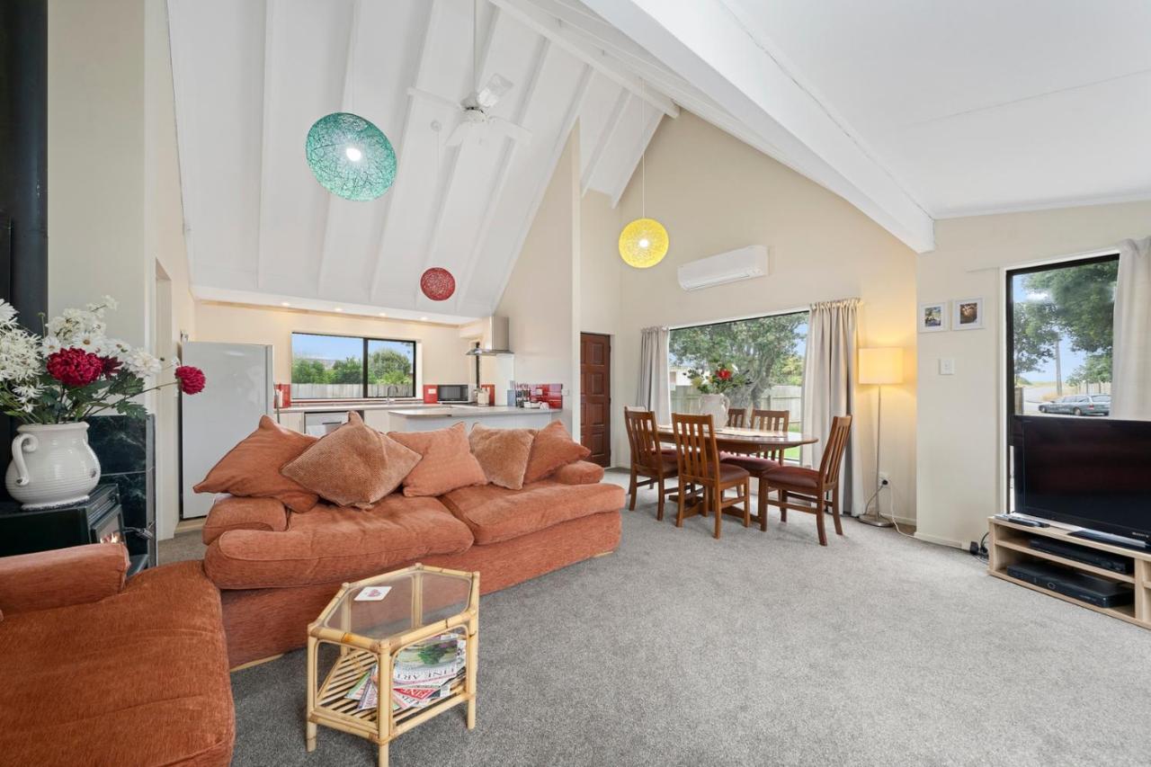 Wharerata - Otaki Beach Holiday Home 외부 사진