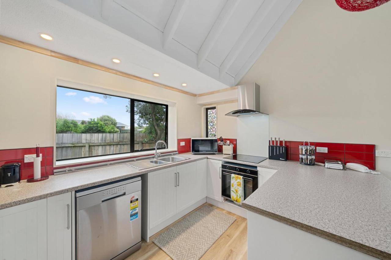 Wharerata - Otaki Beach Holiday Home 외부 사진