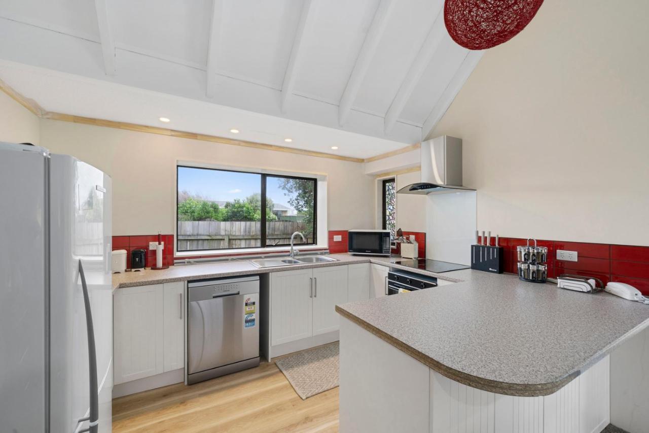 Wharerata - Otaki Beach Holiday Home 외부 사진